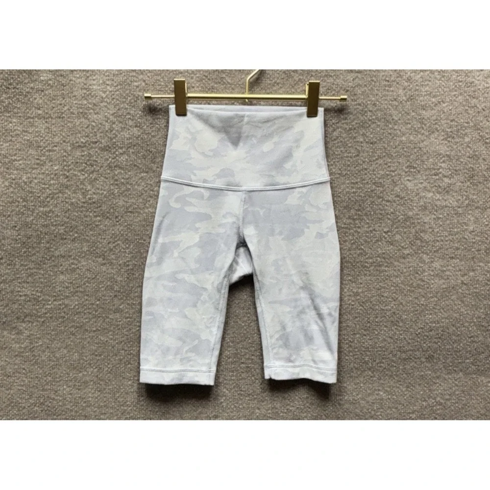 Lululemon Wunder Under Shorts Ribbed Size 0 Alpine White Camo Bike Shorts EUC